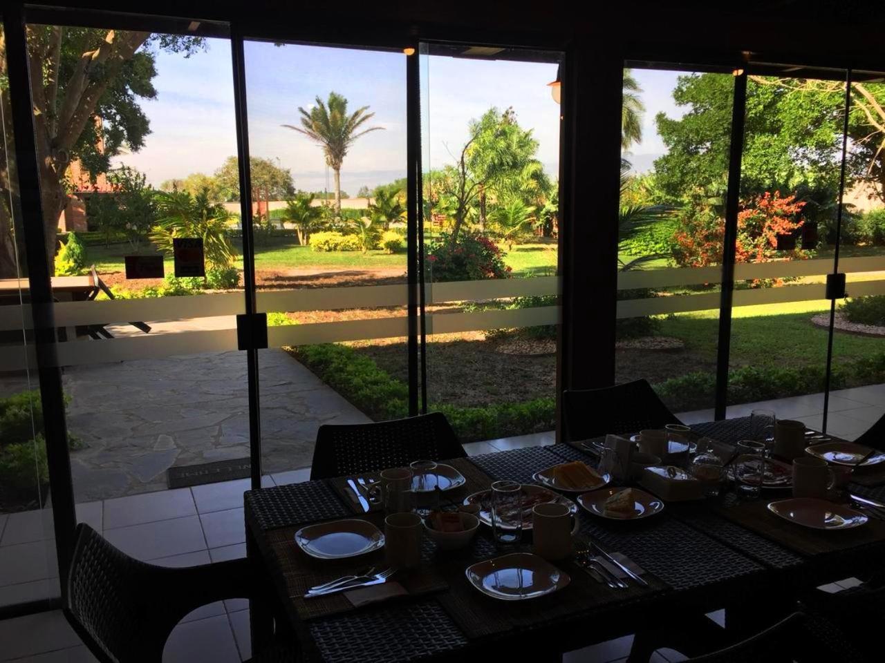 Los Jazmines Hotel Resort Warnes Exterior foto