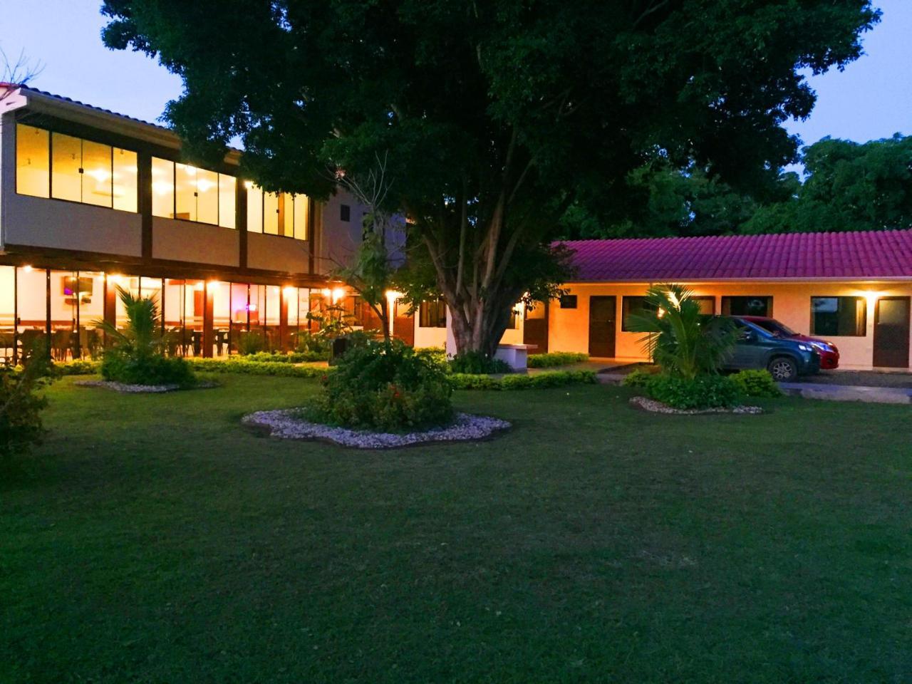 Los Jazmines Hotel Resort Warnes Exterior foto